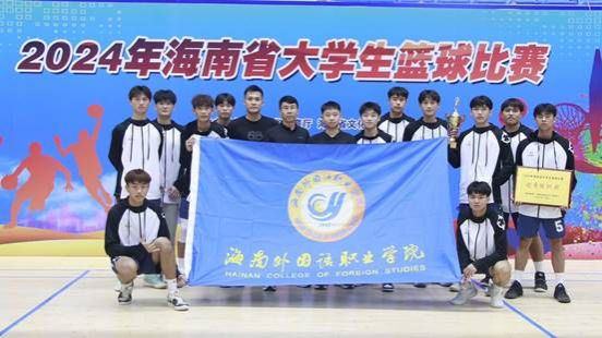 图片包含 人, 路, 球拍, 院子描述已自动生成