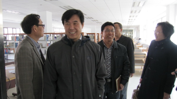 詹福瑞教授应邀参观pg电子官网图书馆